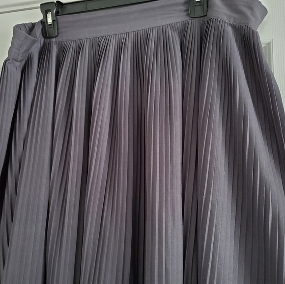 Ladies Grey Skirt - Picture 4 of 7